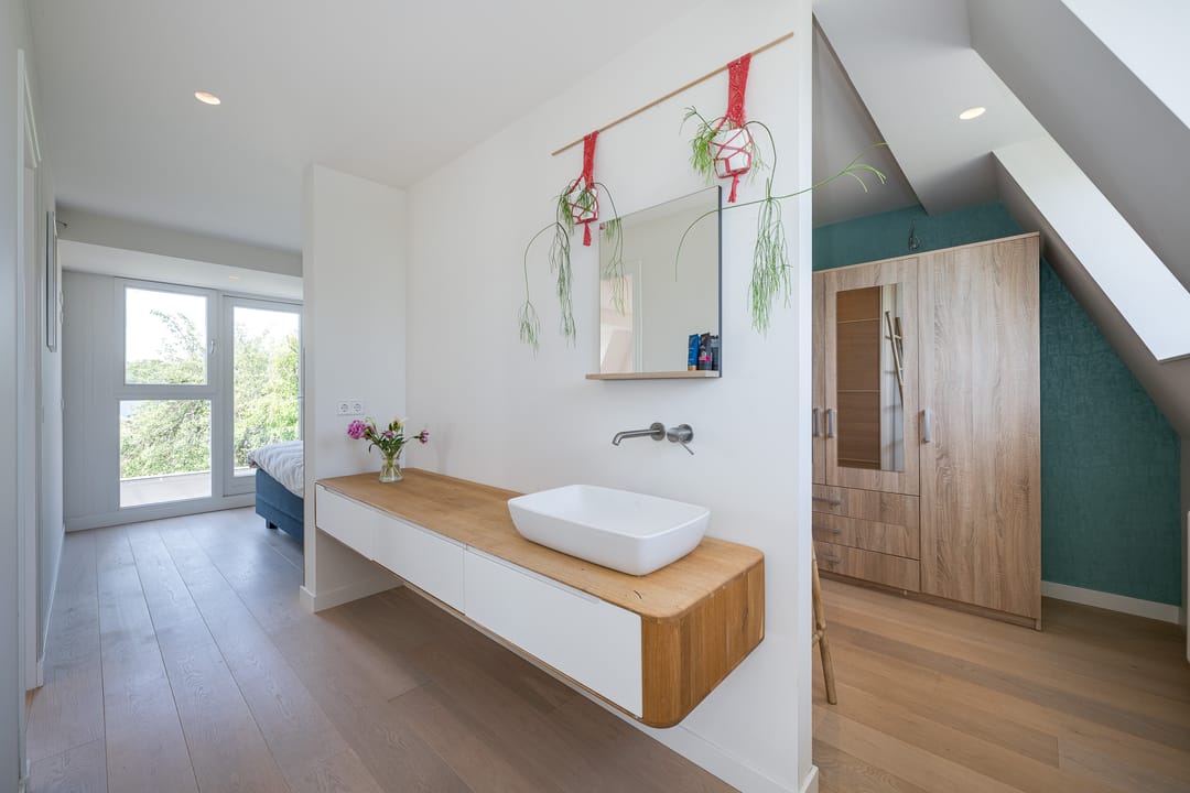Completely Renovated Character Detached Home with Double Garage Near Amsterdam — 38