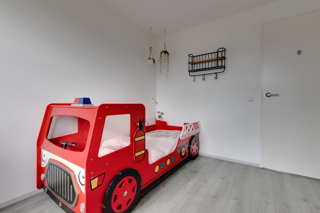Move-in ready semi-detached family home with sunny south garden and solar panels — 32