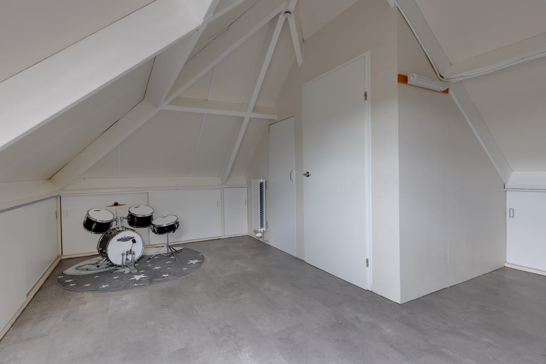 Move-in ready semi-detached family home with sunny south garden and solar panels — 43