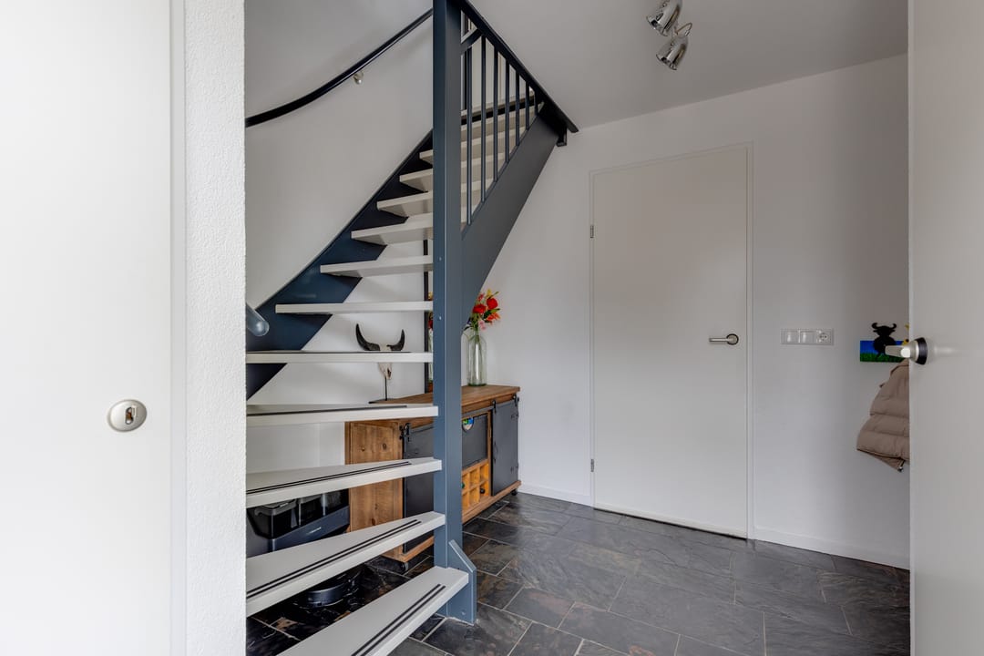 Move-in ready semi-detached family home with sunny south garden and solar panels — 8