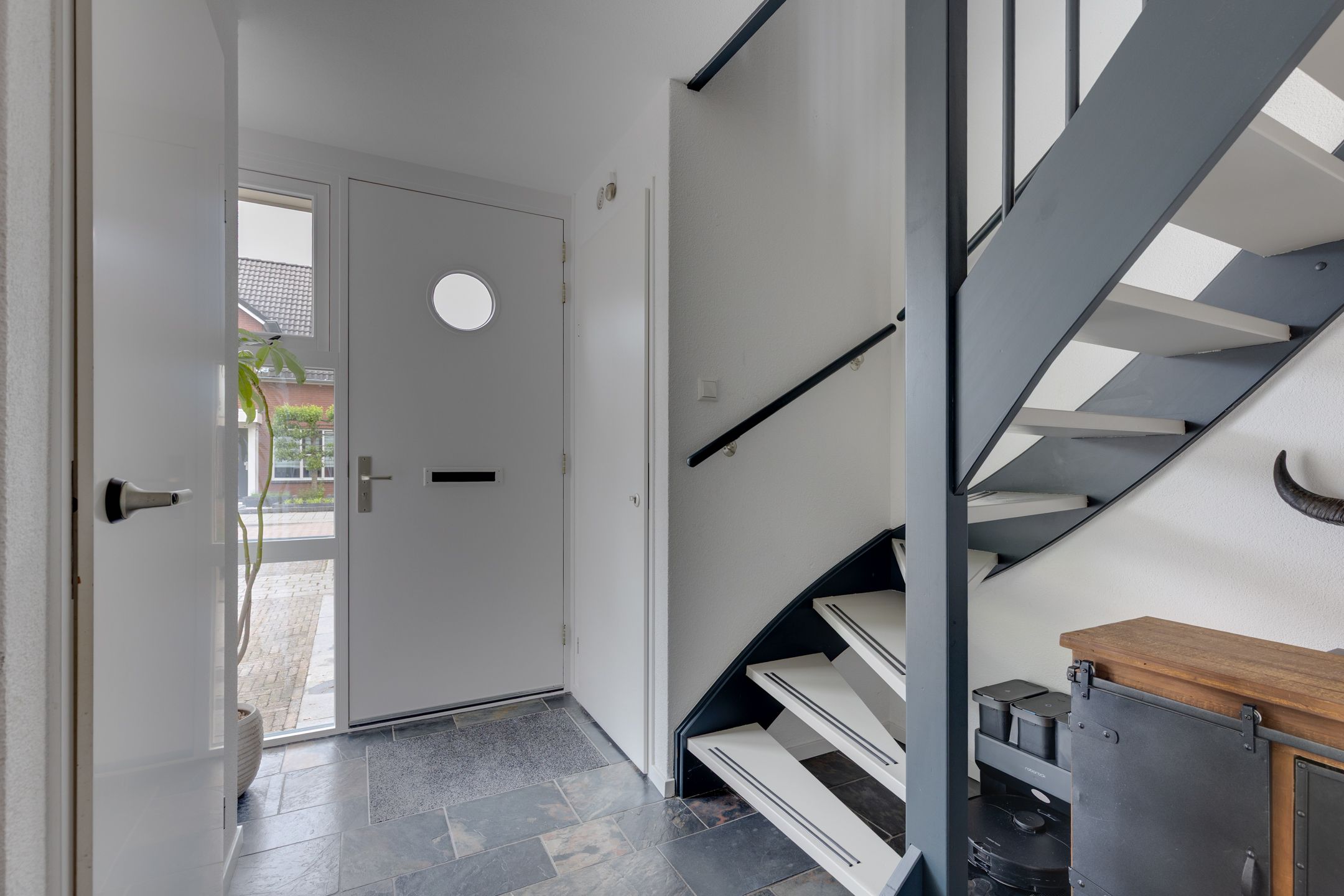 Move-in ready semi-detached family home with sunny south garden and solar panels — 27