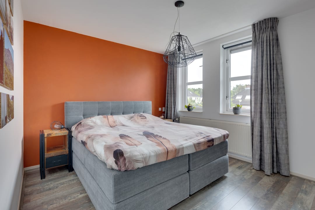 Move-in ready semi-detached family home with sunny south garden and solar panels — 28