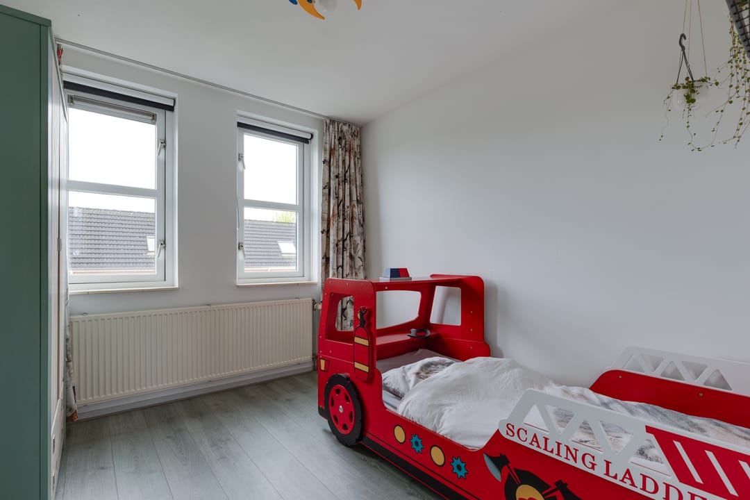 Move-in ready semi-detached family home with sunny south garden and solar panels — 31