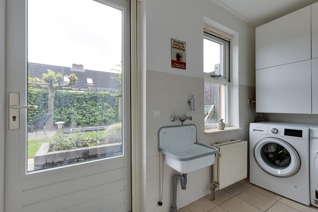 Move-in ready semi-detached family home with sunny south garden and solar panels — 46
