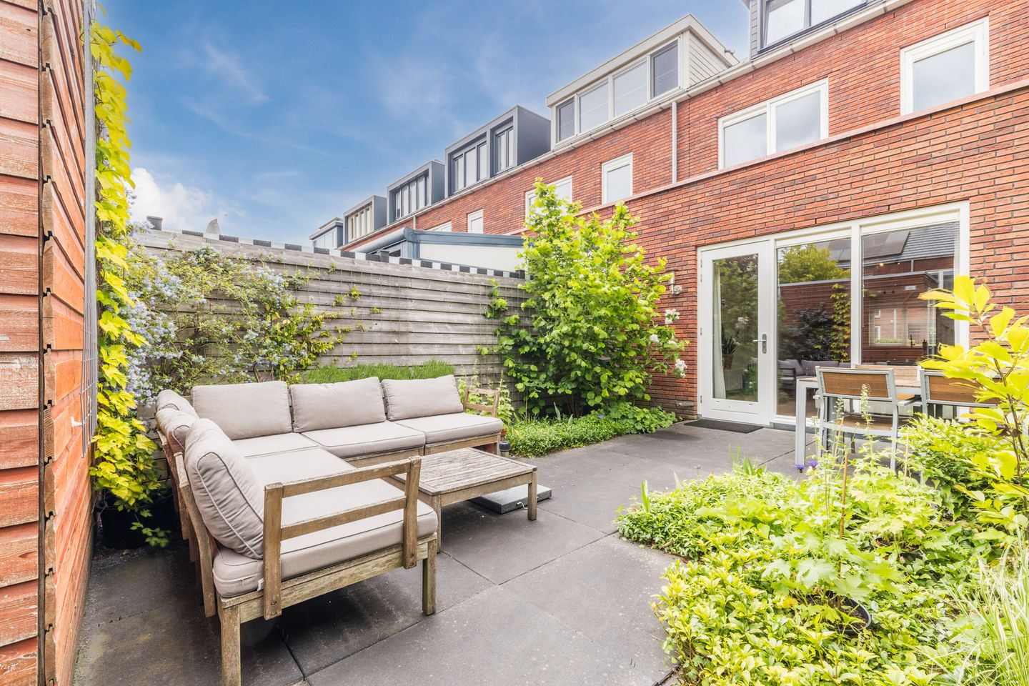 Photo 19 of Van den Broekstraat 104