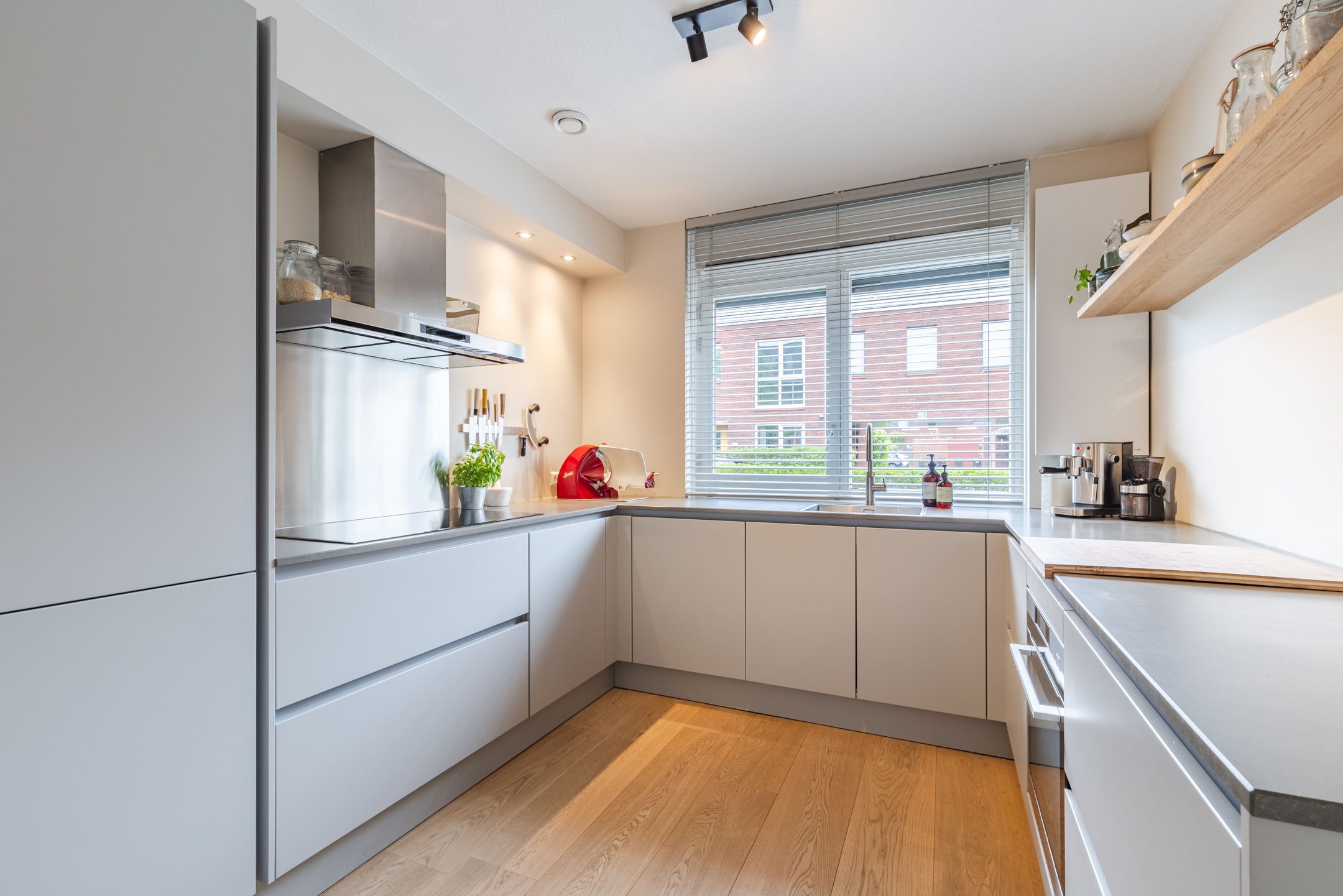 Photo 27 of Van den Broekstraat 104