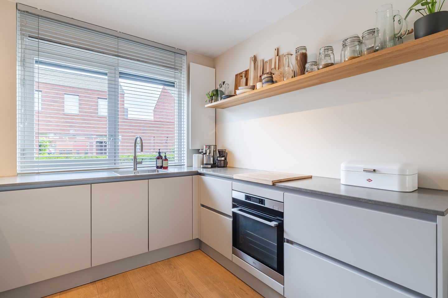 Photo 29 of Van den Broekstraat 104