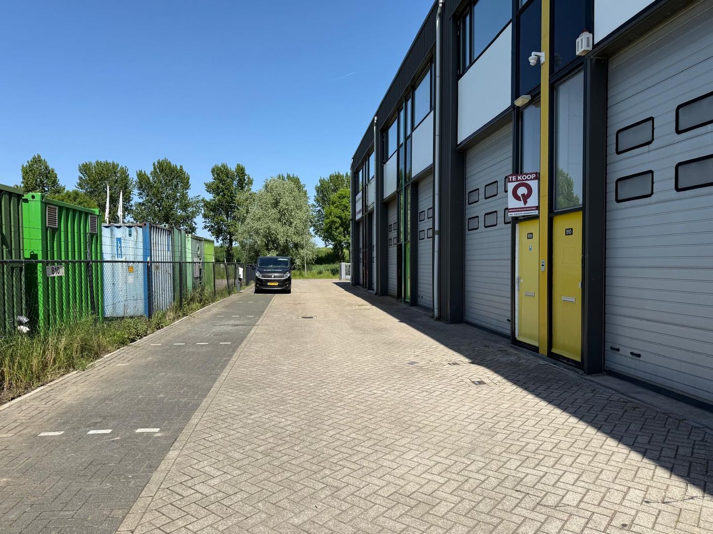 View photo 2 of Aventurijn 808
