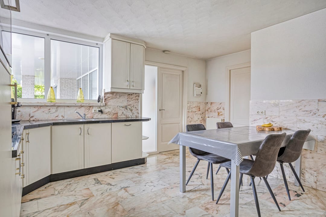 Spacious Life Cycle Proof Bungalow with Extra Floor and Garden in Acht — 11