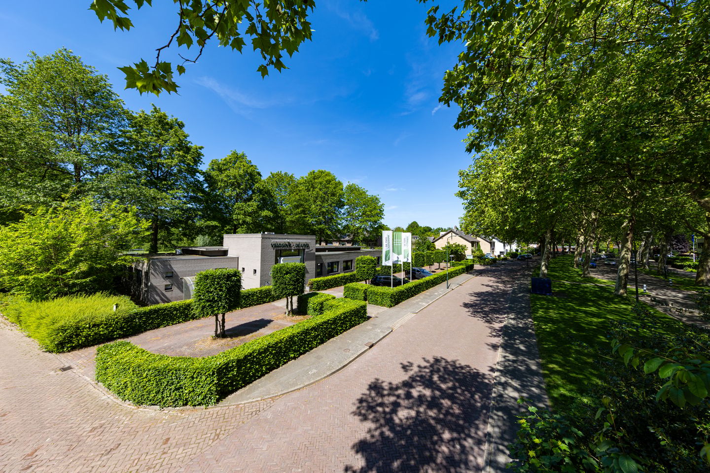 Bekijk foto 2 van Burg. Verwielstraat 44