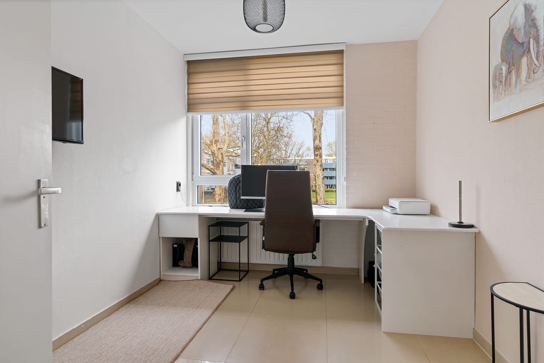 Move-in Ready 3-Bedroom Apartment with Sunny Balcony in Green Amsterdam Noord — 11