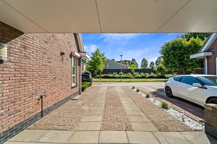 Tussenwoning te koop: Pioenrooslaan 16, Wateringen