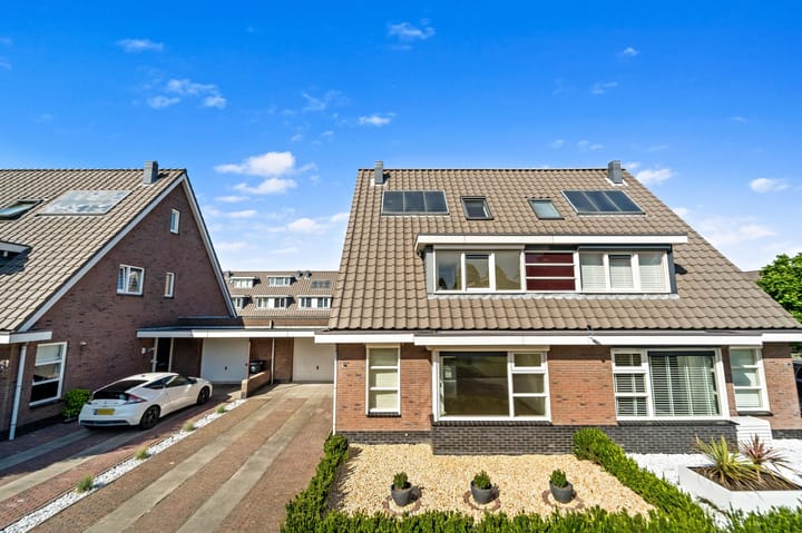 Tussenwoning te koop: Pioenrooslaan 16, Wateringen