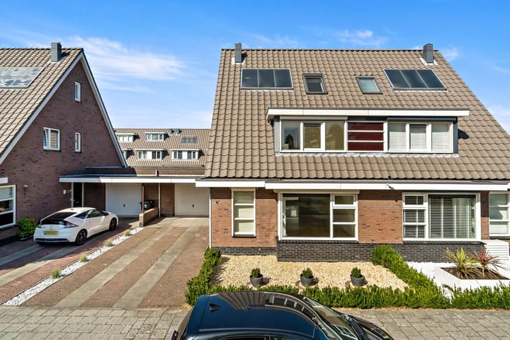 Tussenwoning te koop: Pioenrooslaan 16, Wateringen