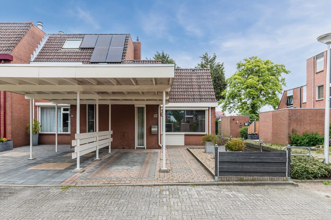 Well-Maintained Corner House with Carport and Private Garden in Hoogerheide