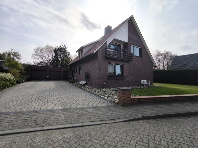 Spacious Detached Home with Dual Living Potential in Lage — 32