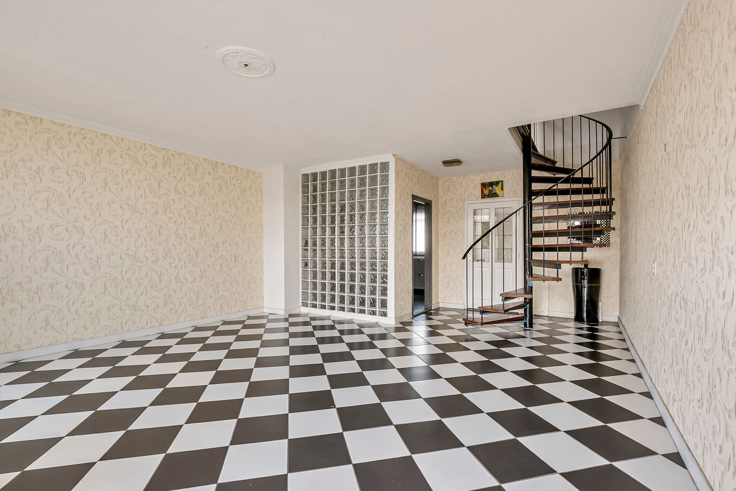 Spacious Maisonette with Three Bedrooms and Two Balconies in Arnhem — 10