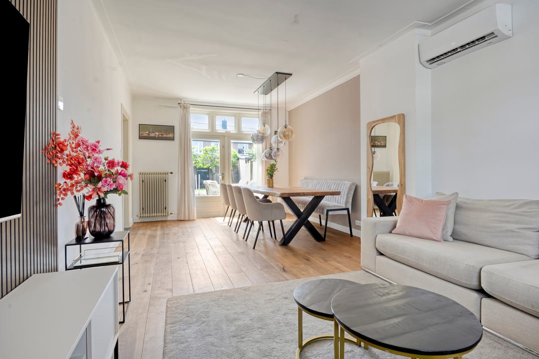 Characterful Semi-Detached House with Authentic Details and Sunny Backyard — 8