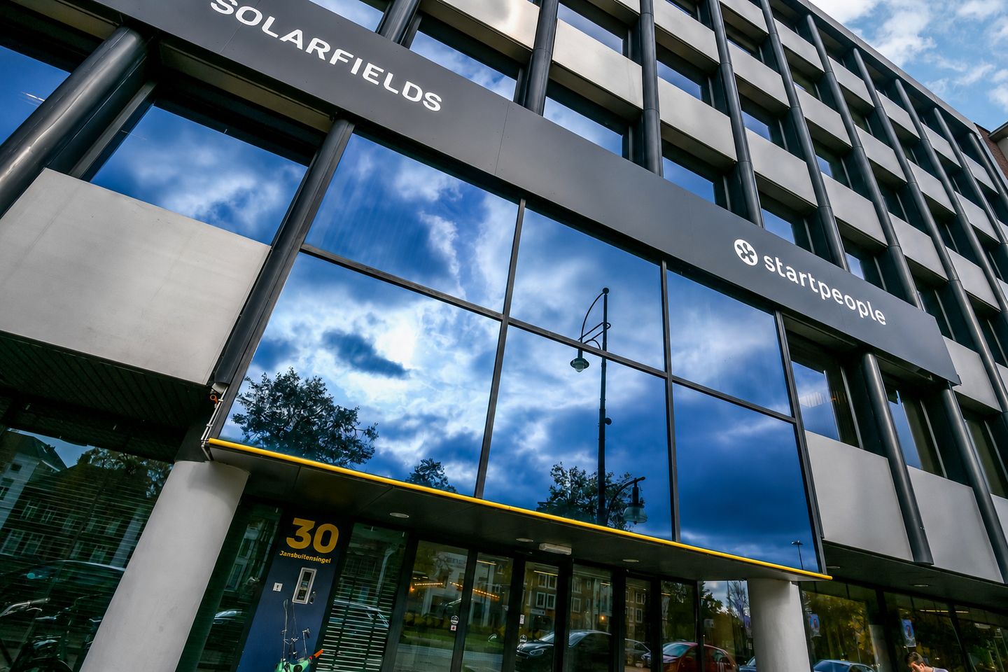 View photo 4 of Jansbuitensingel 30