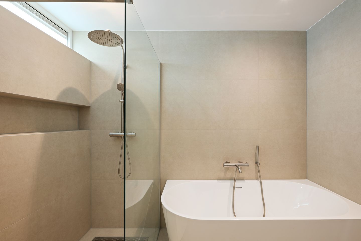 Luxury 5-Room Apartment on Mathenesserlaan with New Foundation and Terrace — 40