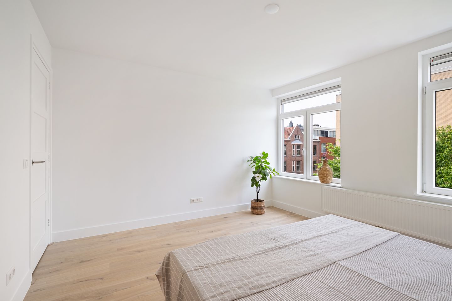Luxury 5-Room Apartment on Mathenesserlaan with New Foundation and Terrace — 35