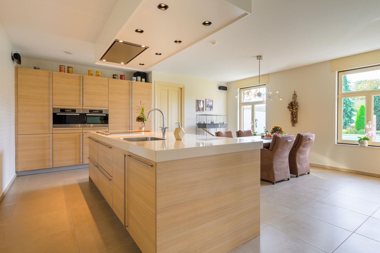 Exclusive U-Shaped Farmhouse with Pool, Office Space and Independent Apartment in Koningsbosch — 10