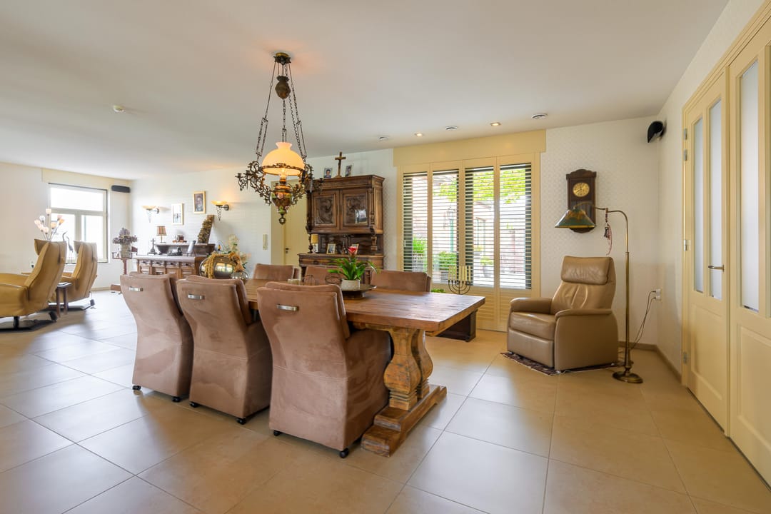 Exclusive U-Shaped Farmhouse with Pool, Office Space and Independent Apartment in Koningsbosch — 8