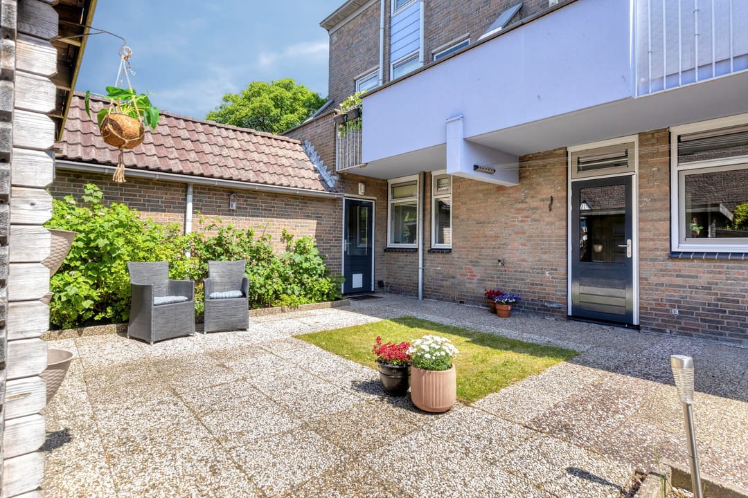 Spacious Corner Apartment with Large Southwest Facing Garden on the Ground Floor — 32