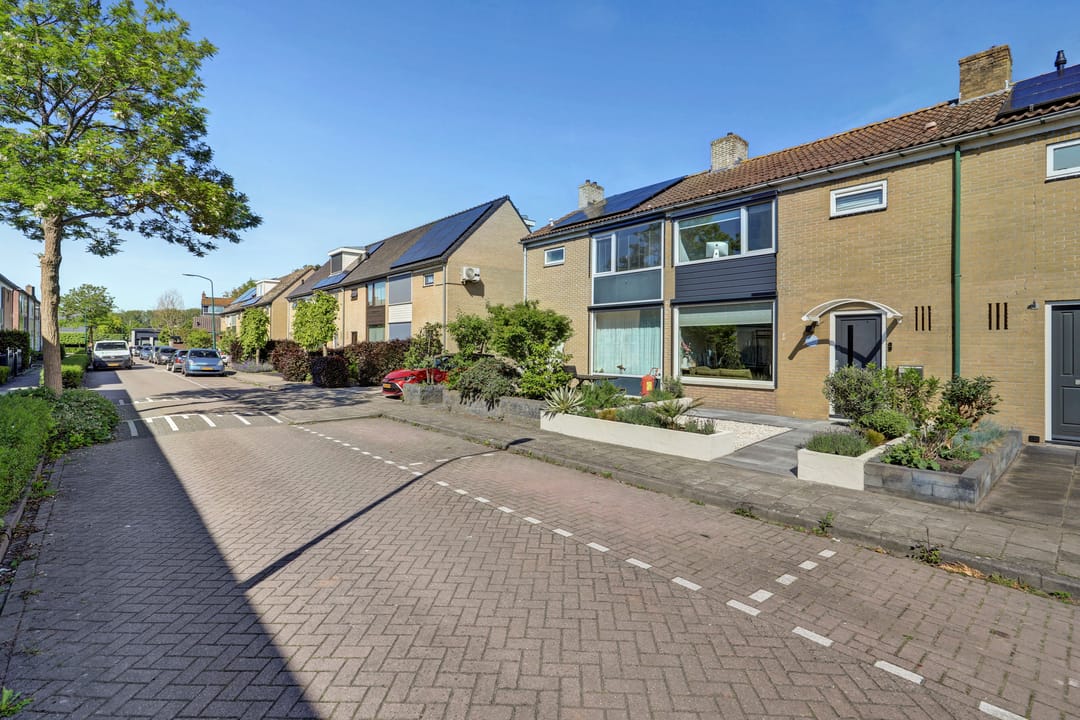 Move-in ready modernized terraced house in quiet Linschoten — 41
