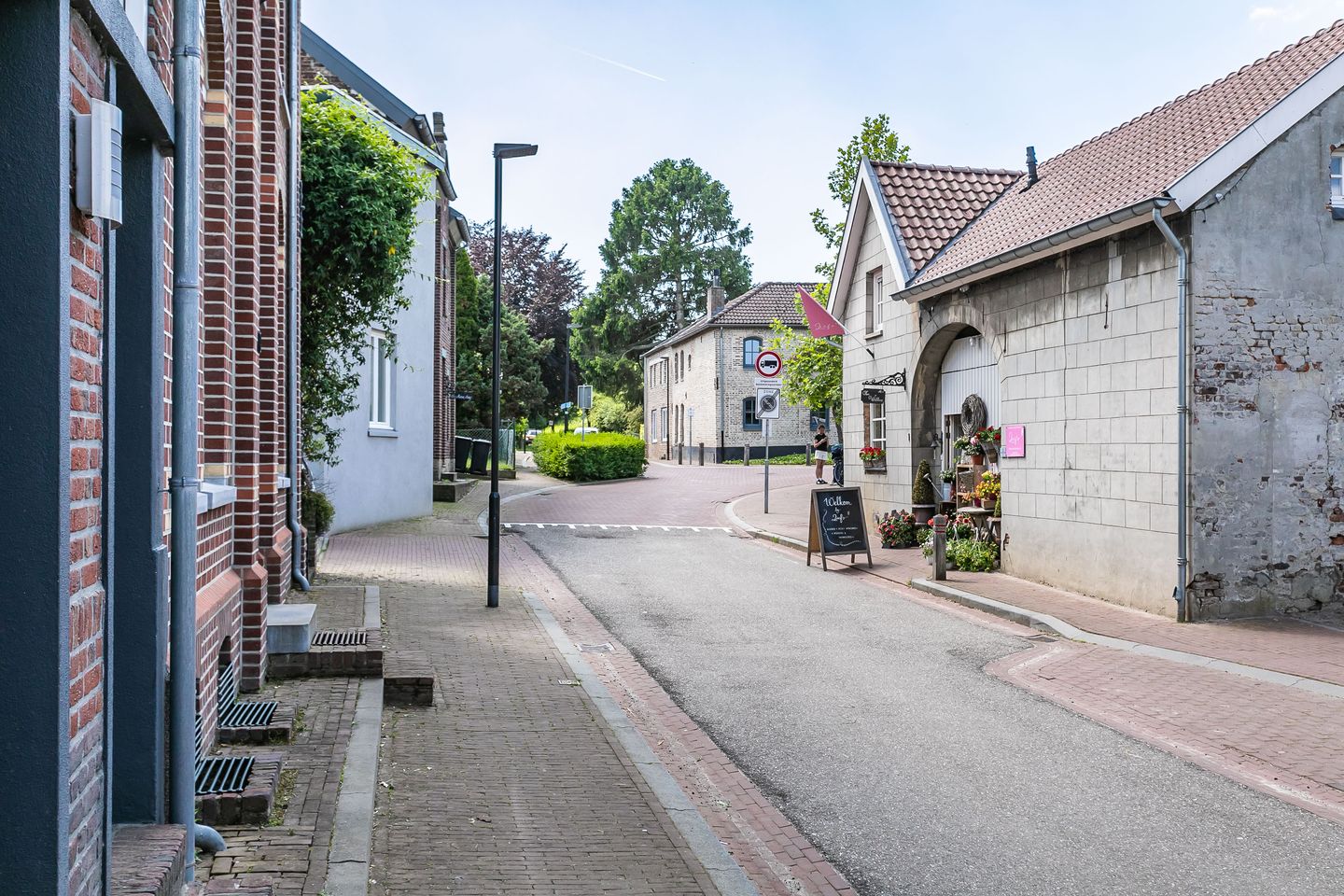 Photo 44 of Monseigneur Mannensstraat 12