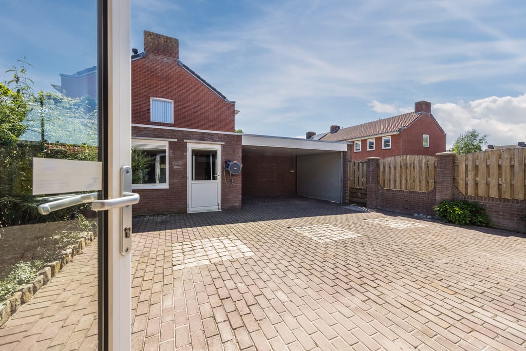 Spacious and Sustainable Corner Home with Private Garage in Oud Dongen — 46