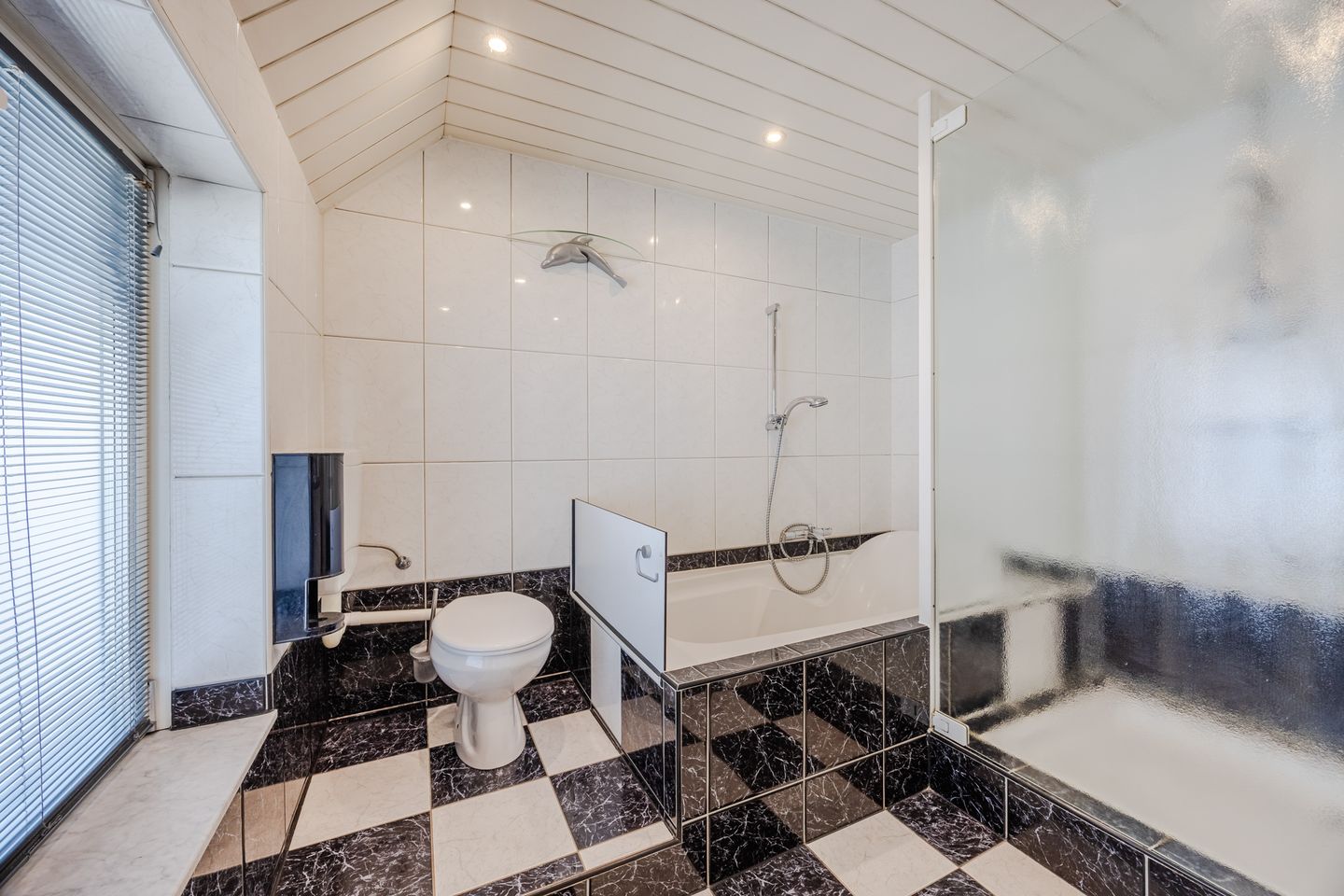 Spacious and Sustainable Corner Home with Private Garage in Oud Dongen — 40