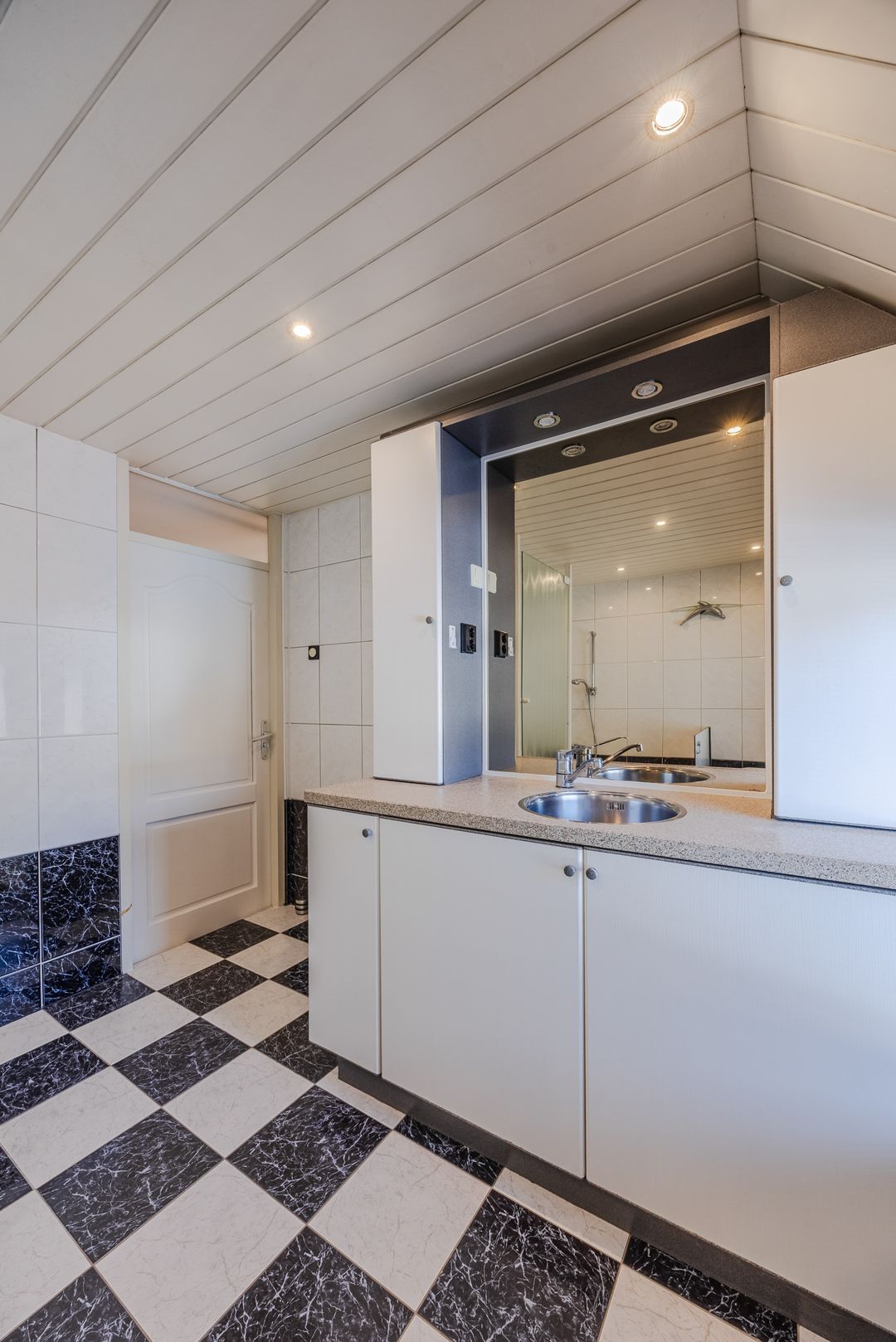 Spacious and Sustainable Corner Home with Private Garage in Oud Dongen — 43