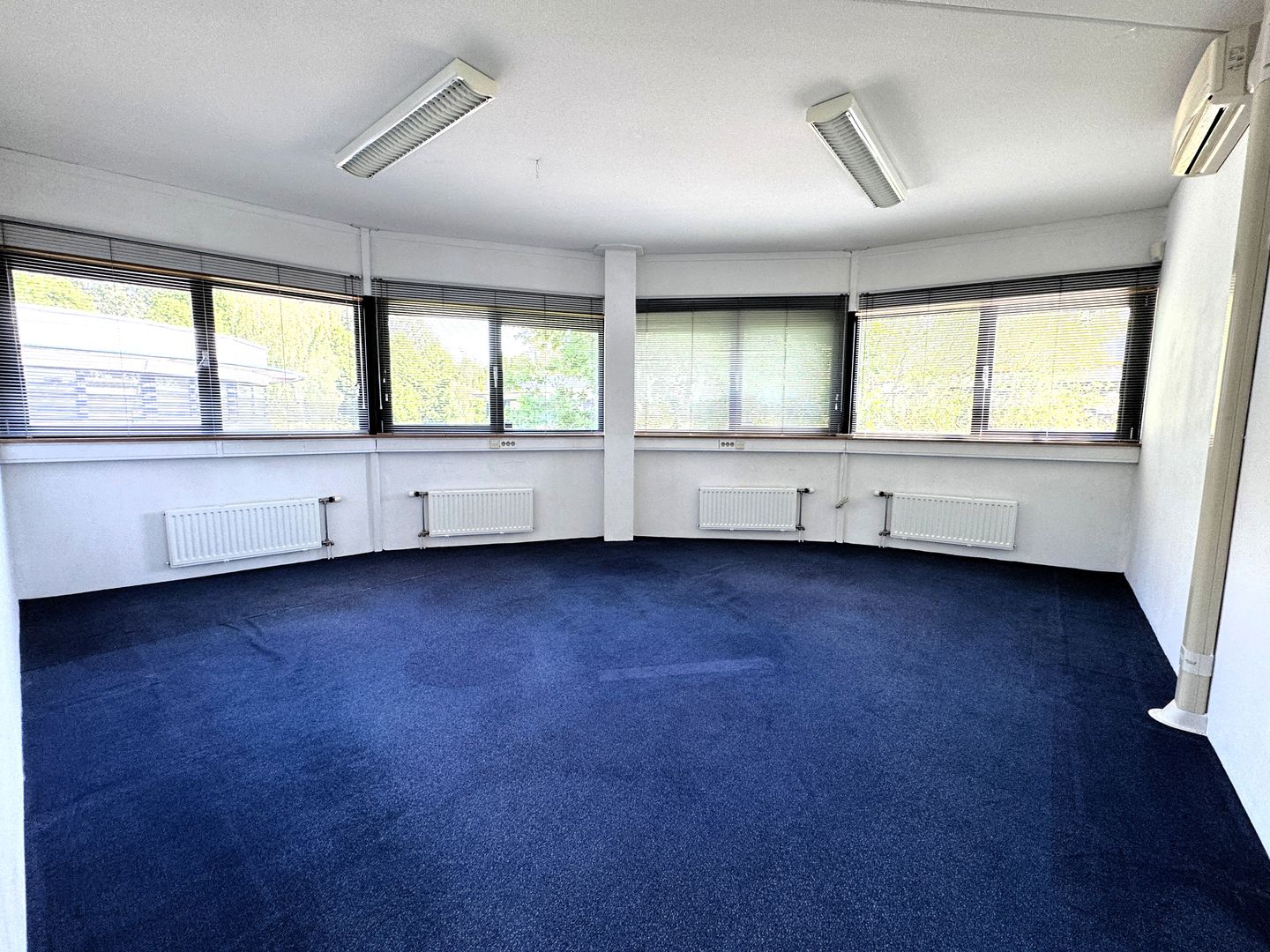 View photo 4 of Randstad 22 125