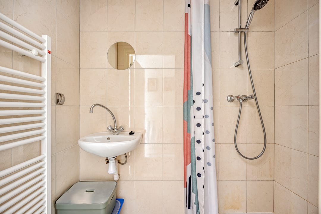 Charming 2-Room Apartment with Balcony and Parking in Green Mariahoeve — 17