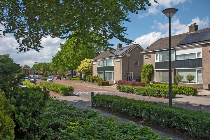 Tussenwoning te koop: Europastraat 99, Borne