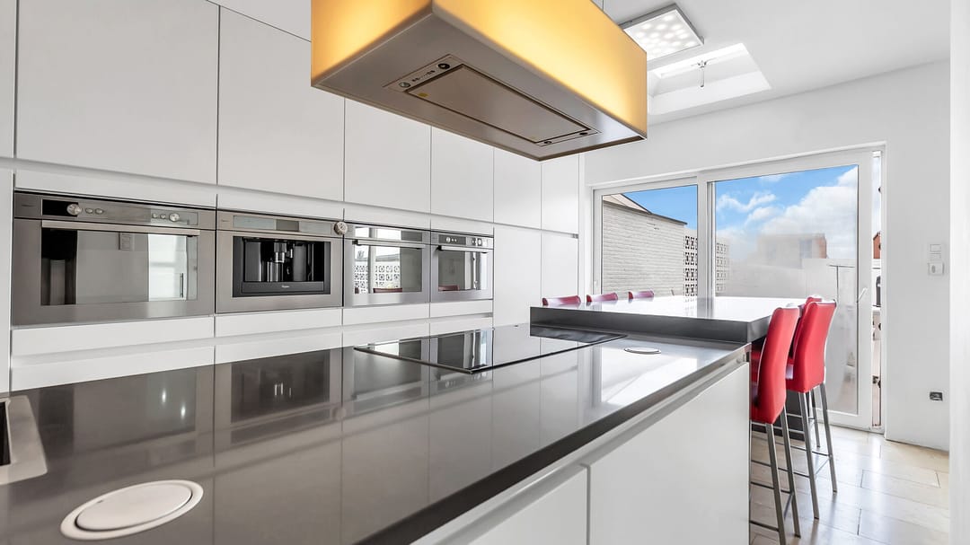 Spacious Family Home with 3 Bedrooms, Garage, and Large Attic — 8