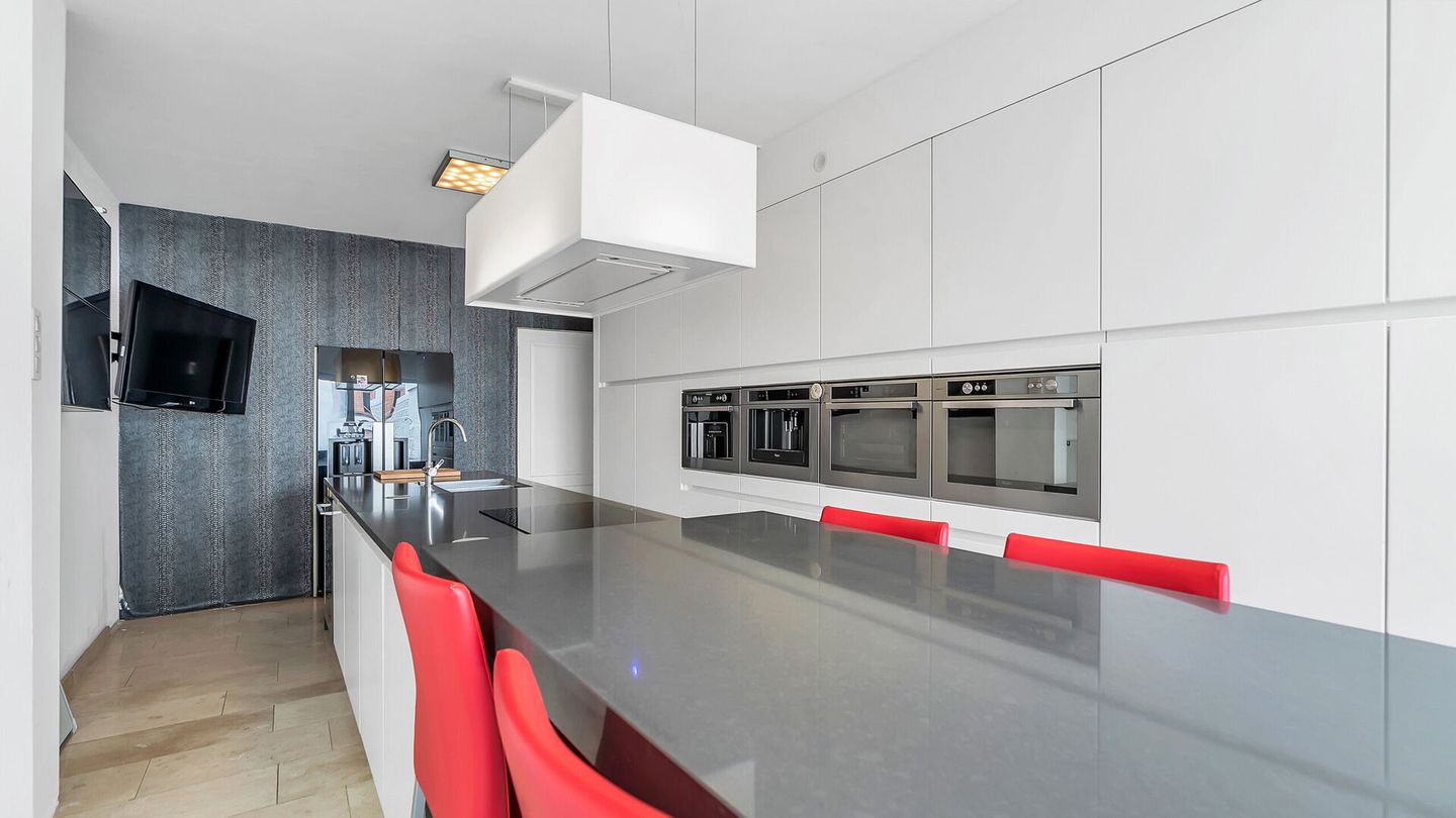 Spacious Family Home with 3 Bedrooms, Garage, and Large Attic — 10