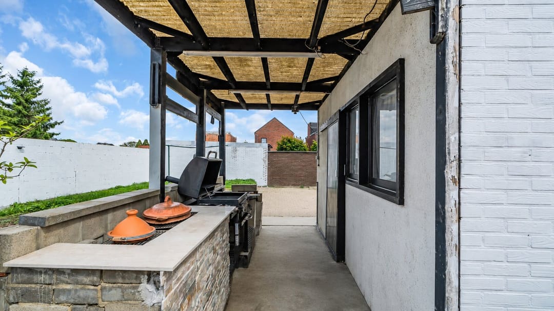 Spacious Family Home with 3 Bedrooms, Garage, and Large Attic — 16
