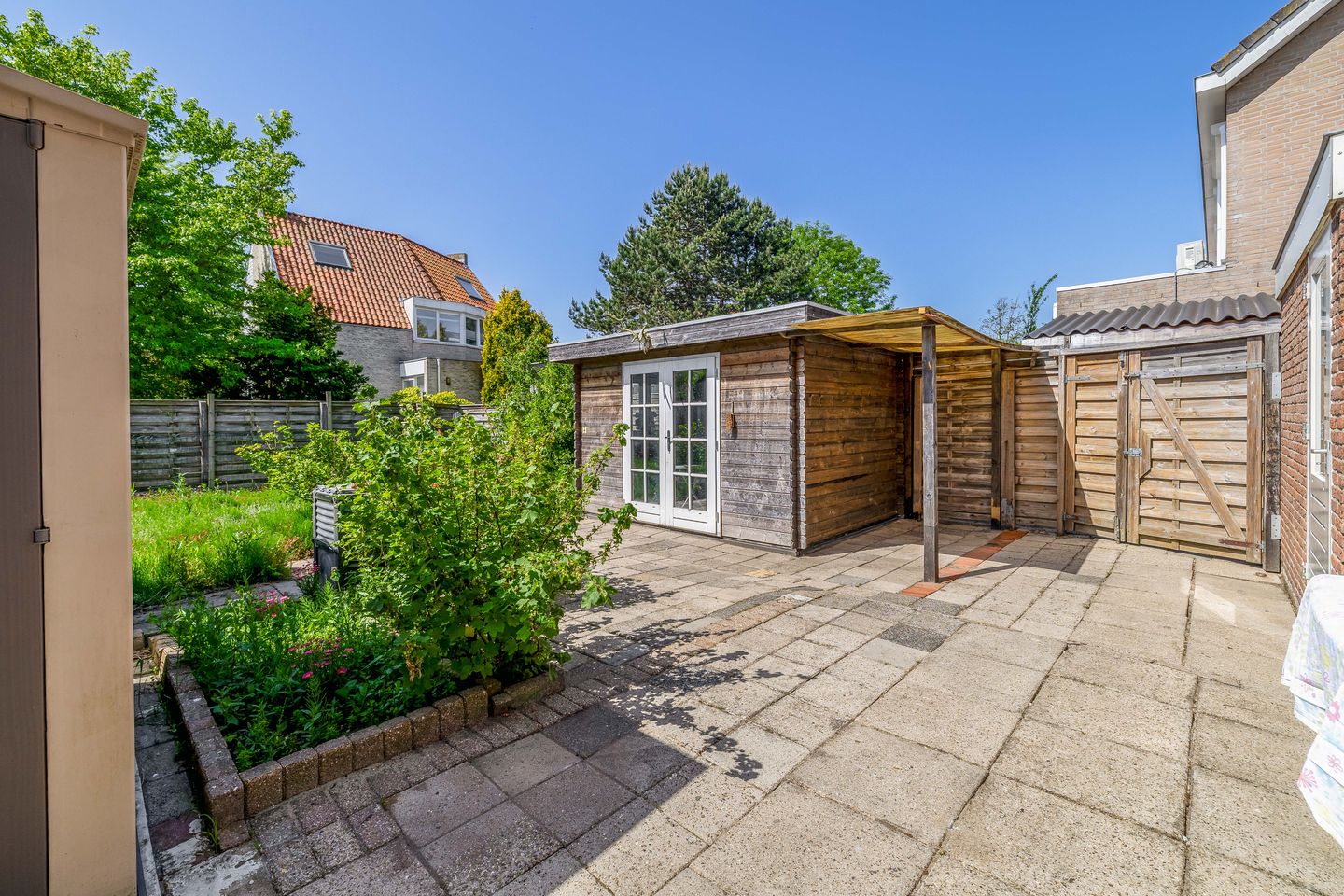 Spacious Corner House with Double Garage and Large Plot in Lisse — 20