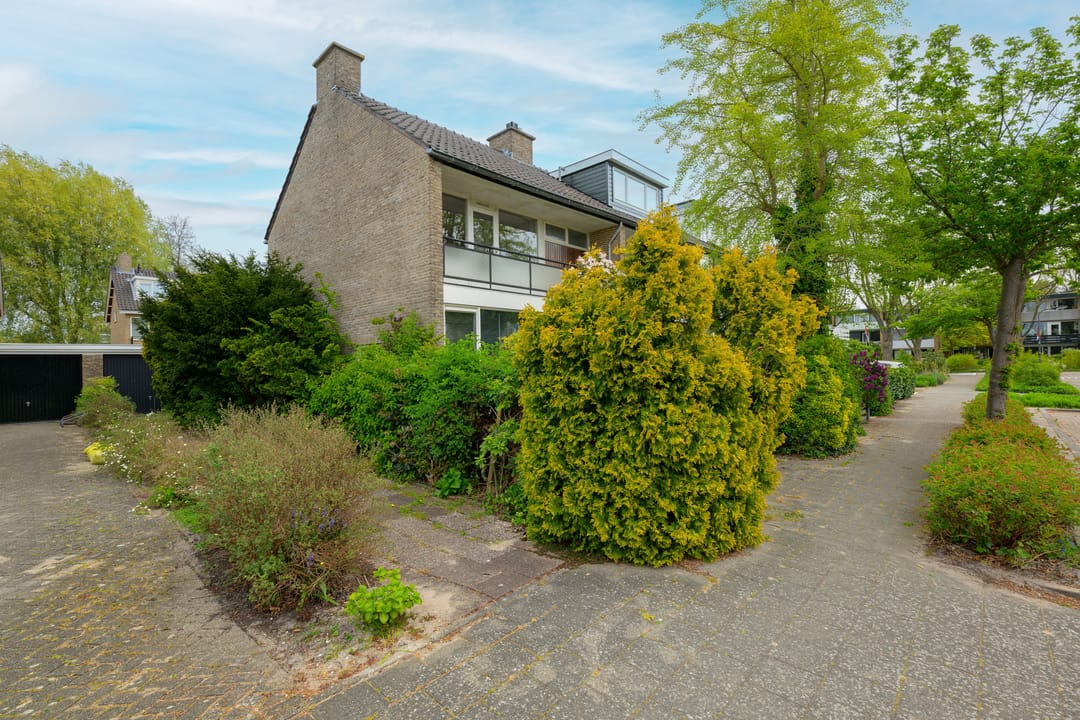 Geräumiges Eckhaus mit Garage gelegen in einer grünen und ruhigen Gegend von Leidschendam