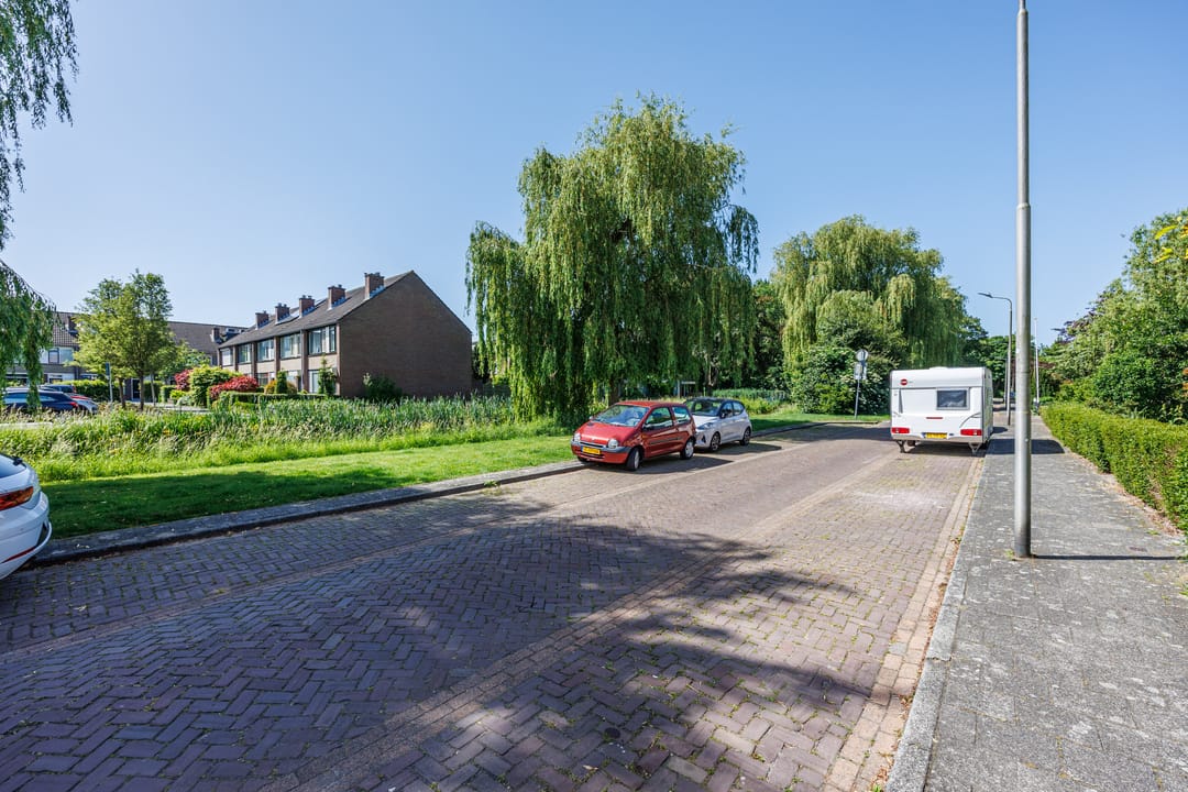 Charming Family Home with Sunny Garden near Pijnacker Center — 31