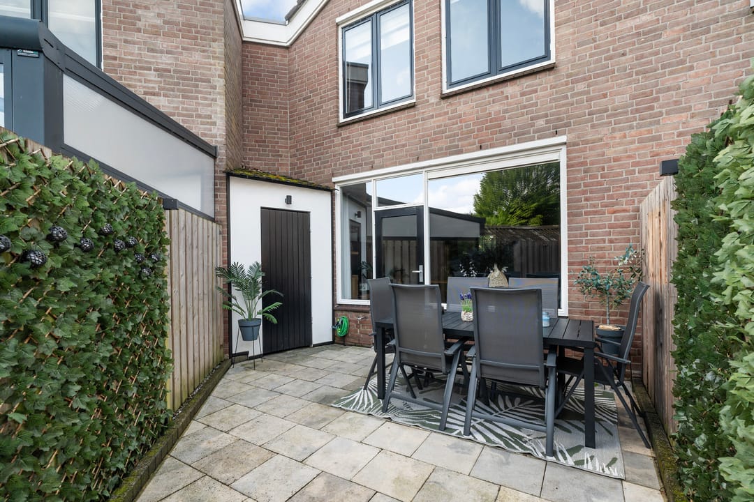 Spacious Family Home in Quiet Green Neighborhood of Rotterdam — 37