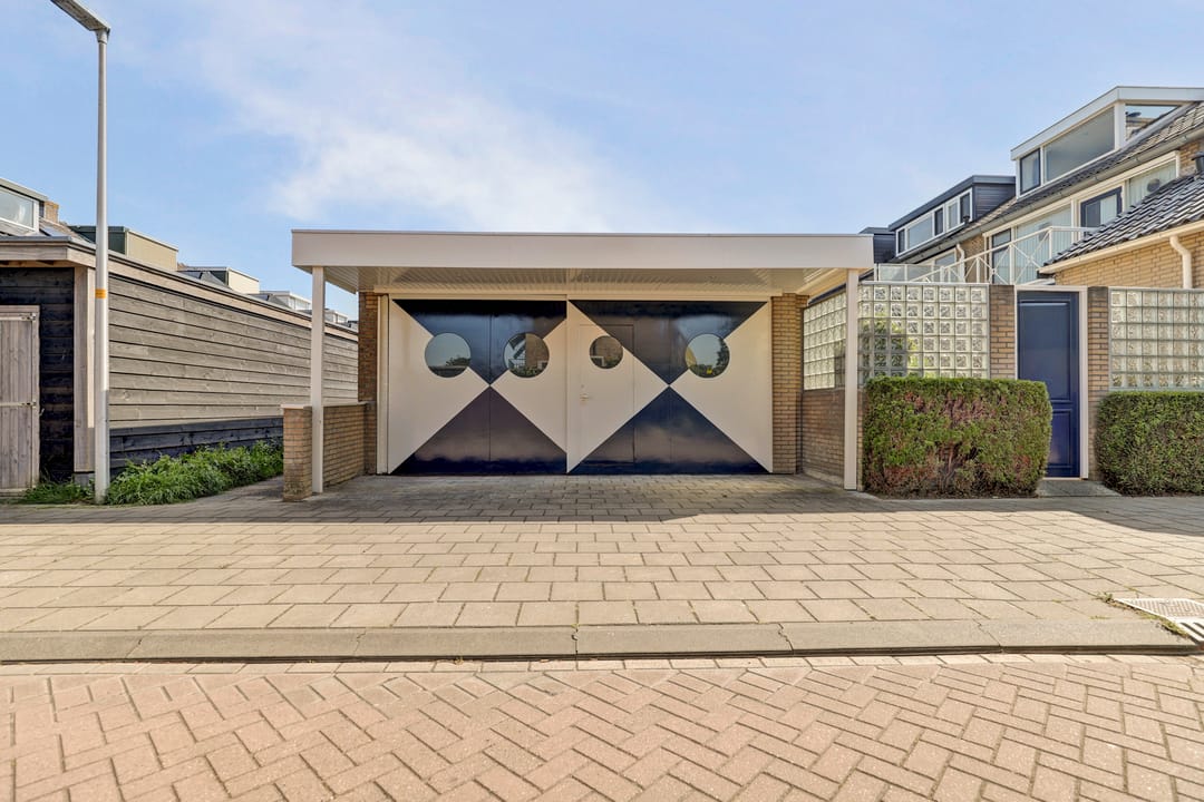 Spacious corner residence with double garage and sunny balcony in Waddinxveen — 37