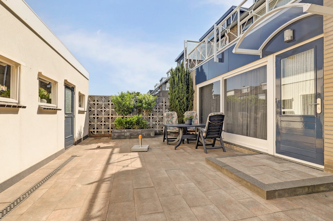Spacious corner residence with double garage and sunny balcony in Waddinxveen — 32