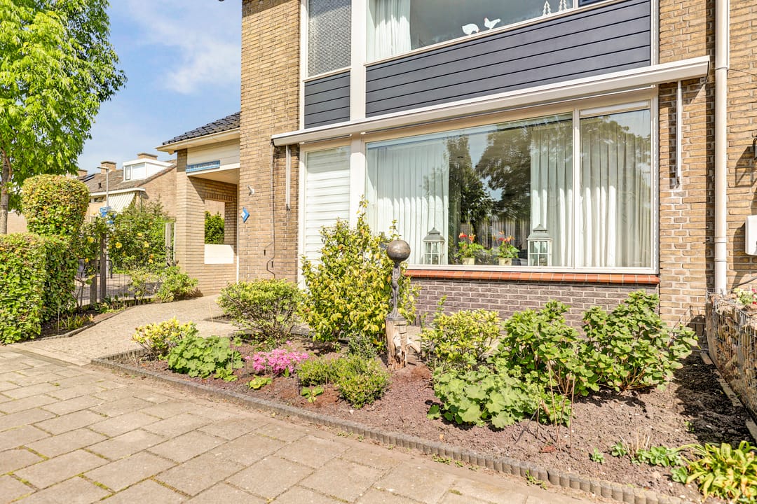 Spacious corner residence with double garage and sunny balcony in Waddinxveen — 7