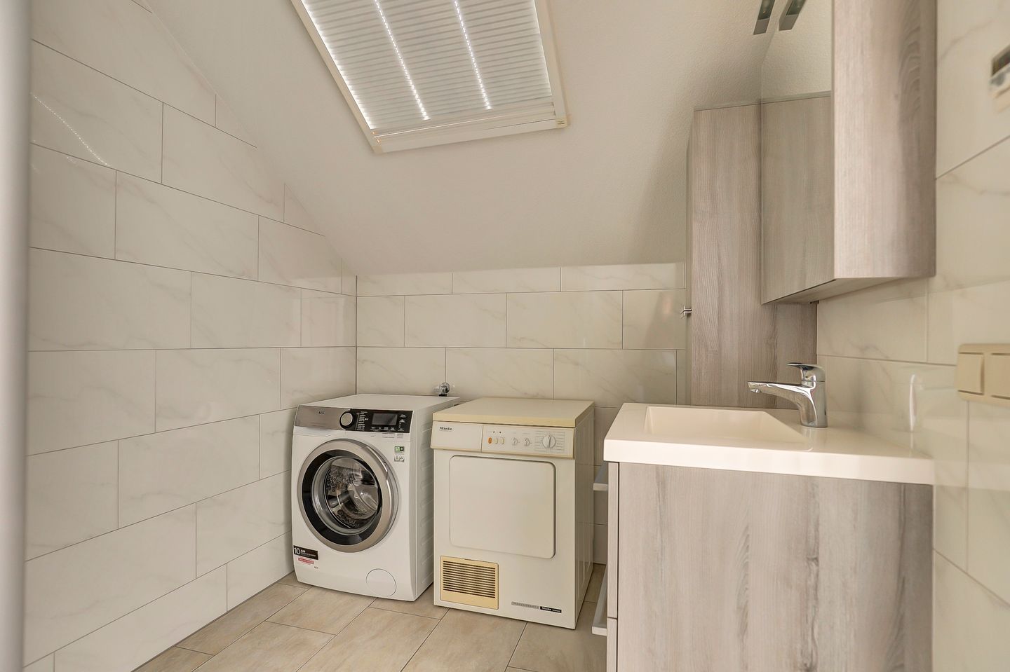 Spacious corner residence with double garage and sunny balcony in Waddinxveen — 25