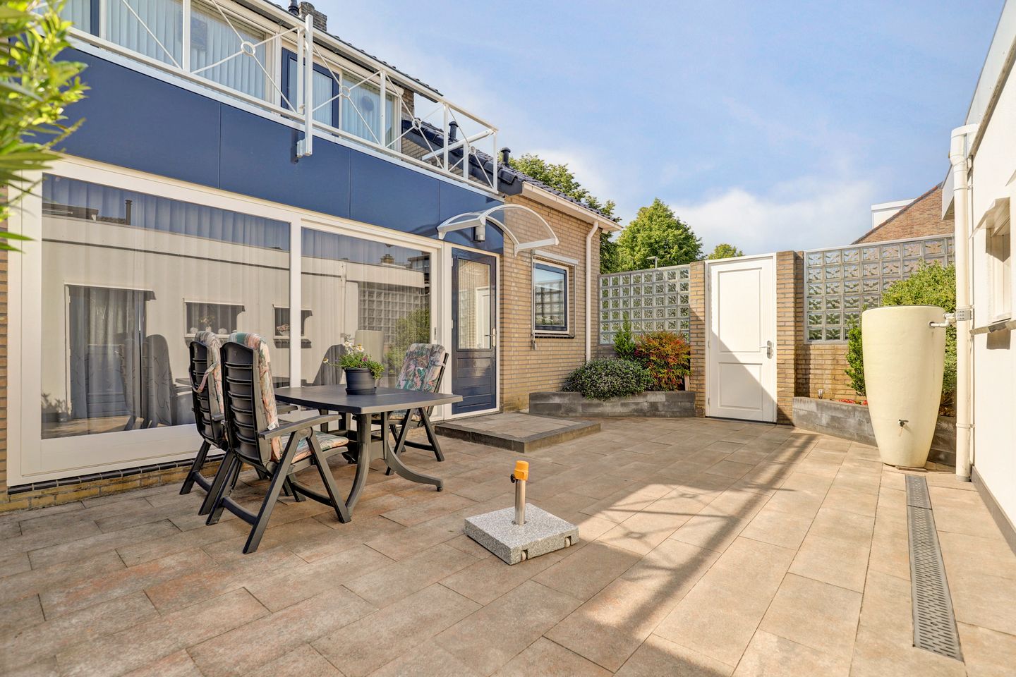 Spacious corner residence with double garage and sunny balcony in Waddinxveen — 34