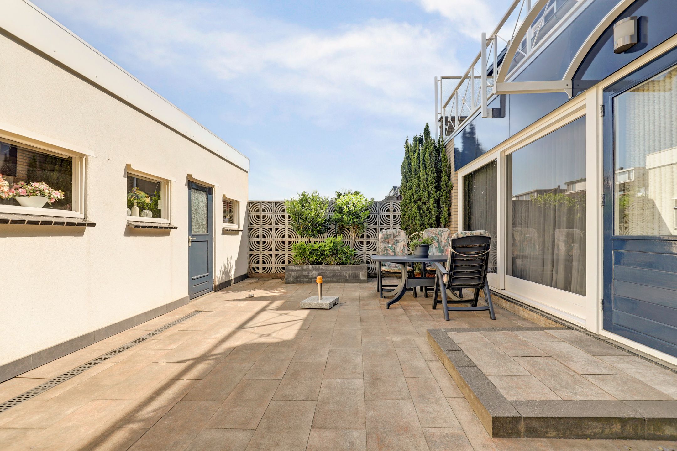 Spacious corner residence with double garage and sunny balcony in Waddinxveen — 33