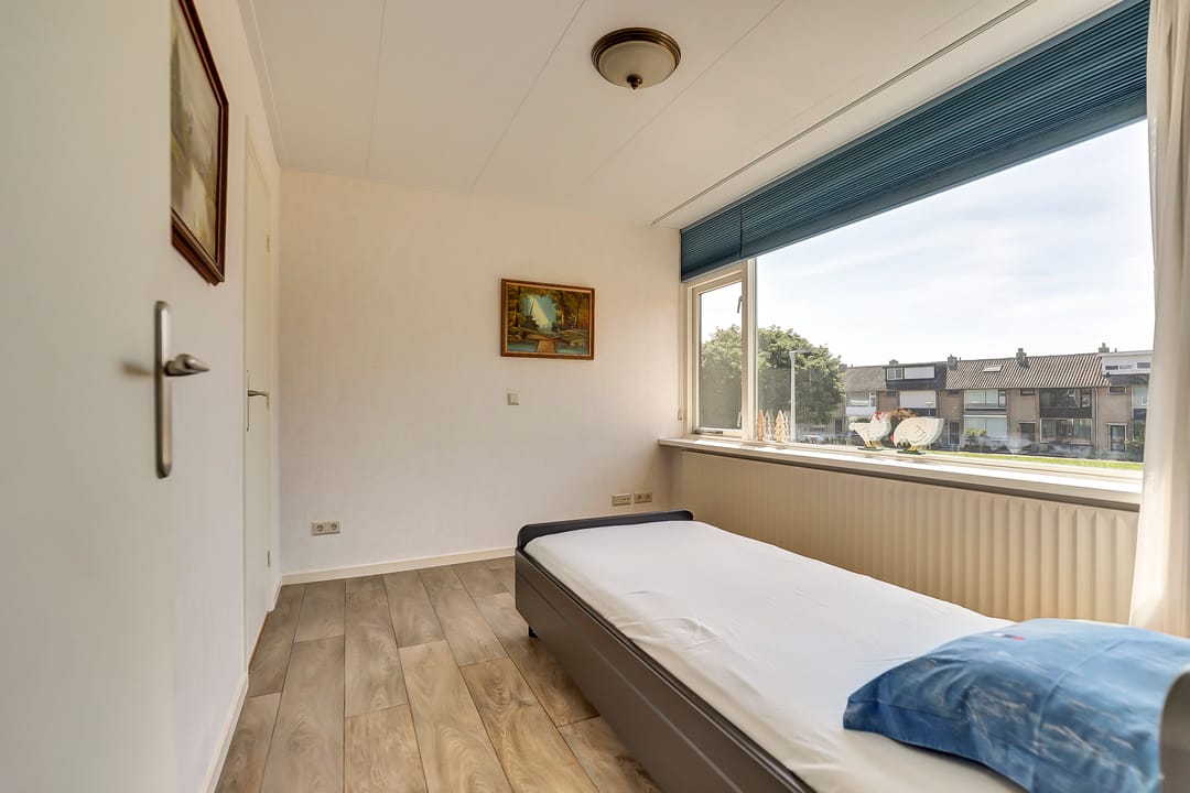 Spacious corner residence with double garage and sunny balcony in Waddinxveen — 23
